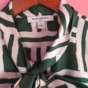 (St Patrick’s) Banana Republic blouse 🍀